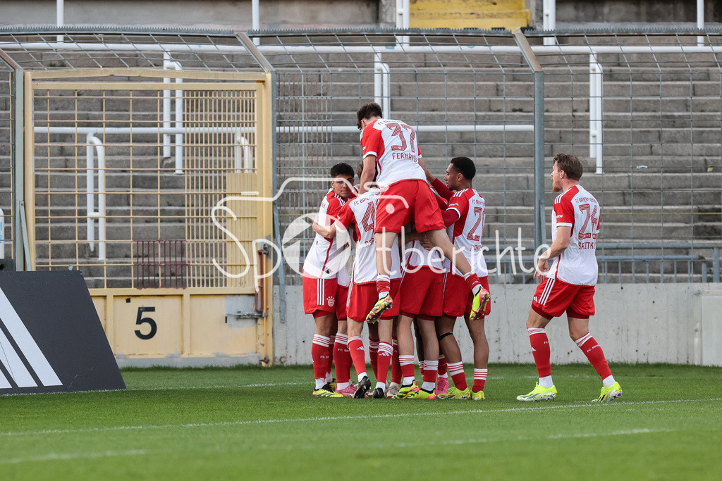 FC Bayern Amateure - TSV Aubstadt | Jubel der Bayern Amateure nach dem Tor zum 1-0 durch Lovro ZVONAREK (FCB #8) / Freude / Treffer / Torschuetze