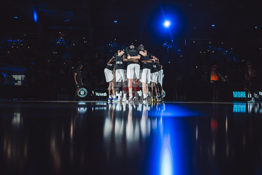Basketball | Männer | Saison 2023/2024 | easyCredit Basketball Bundesliga | 32. Spieltag | Veolia Towers Hamburg vs. NINERS Chemnitz | 04.05.2024 | Towers Kreis vor dem Spiel