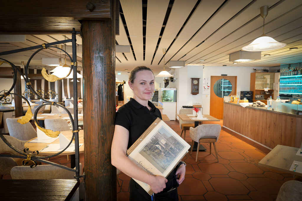 Parkrestaurant | Sindelfingen - Gastro Restauranttest Parkrestaurant in der Schillerstr. 23. Im Bild: Angestellte seit 14 Jahre , Renate. Sie wollte nicht, dass ihr Name in der Zeitung steht, Frau Binder wollte nicht auf dem Bild sein, und Herr Schill war nicht da. - Realisiert mit Pictrs.com