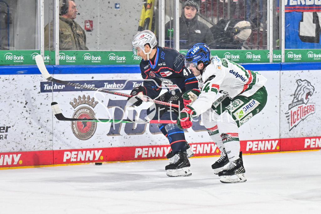 Nürnberg Ice Tigers - Augsburger Panther | NUREMBERG, GERMANY - 23. JANUARY: im Duell Jakob WEBER (Nürnberg Ice Tigers 41) und D. J. BUSDEKER (Augsburger Panther 14) während dem Match zwischen den Nürnberg Ice Tigers und den Augsburger Panthern am 42. Spieltag der Penny DEL in der PSD Bank Nürnberg Arena