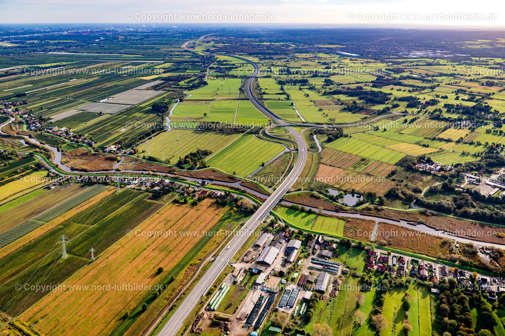 Buxtehude_Autobahn_A26_Abfahrt_ELS_2697121024 | BUXTEHUDE 12.10.2024 Landwirtschaftliche Felder umsäumen die Fahrspuren der Autobahn- Trasse und Streckenverlauf der BAB A26 über den Flußverlauf der Este an der Straße K39 im Ortsteil Neuland in Buxtehude im Bundesland Niedersachsen, Deutschland. Weiterführende Informationen bei: DEGES Deutsche Einheit Fernstraßenplanungs- und -bau GmbH,  Die Autobahn GmbH des Bundes Niederlassung Nord. // Agricultural fields line the lanes of the motorway route and route of the BAB A26 over the course of the river Este on the road K39 in the district of Neuland in Buxtehude in the state of Lower Saxony, Germany. Further information at: DEGES Deutsche Einheit Fernstrassenplanungs- und -bau GmbH,  Die Autobahn GmbH des Bundes Niederlassung Nord. Foto: Martin Elsen