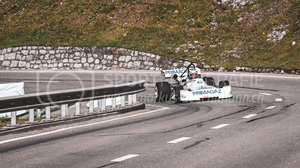 19. Arosa ClassicCar 2023 - 2. September 2023 | 19. Arosa ClassicCar 2023
Arosa, Schweiz
Moser Roger aus Arosa mit der Startnummer 402 in einem BMW BMW Martini MK28 Formel 2, Jahrgang 1983, in der Klasse Competition Formula.
@arosaclassiccar, @arosa.official, #arosaclassiccar, #arosa, #76curves, #classiccar
Bild: Sportfotografie Markus Aeschimann | www.markus-aeschimann.ch - Realisiert mit Pictrs.com