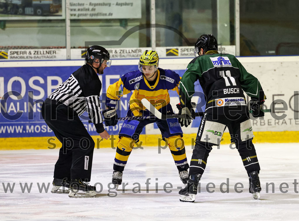 2022-10-30_027_TSV_Erding_gegen_ESC_Riverrats_Geretsried | Erding, Deutschland, 30.10.2022:
Eishockey, Bayernliga 2022 / 2023, 9. Spieltag, TSV Erding gegen ESC Riverrats Geretsried, Endergebnis: 3:5

Florian Strobl (ESC Riverrats Geretsried, #7), Sebastian Busch (Erding Gladiators, #11)

Foto: Christian Riedel / fotografie-riedel.net
