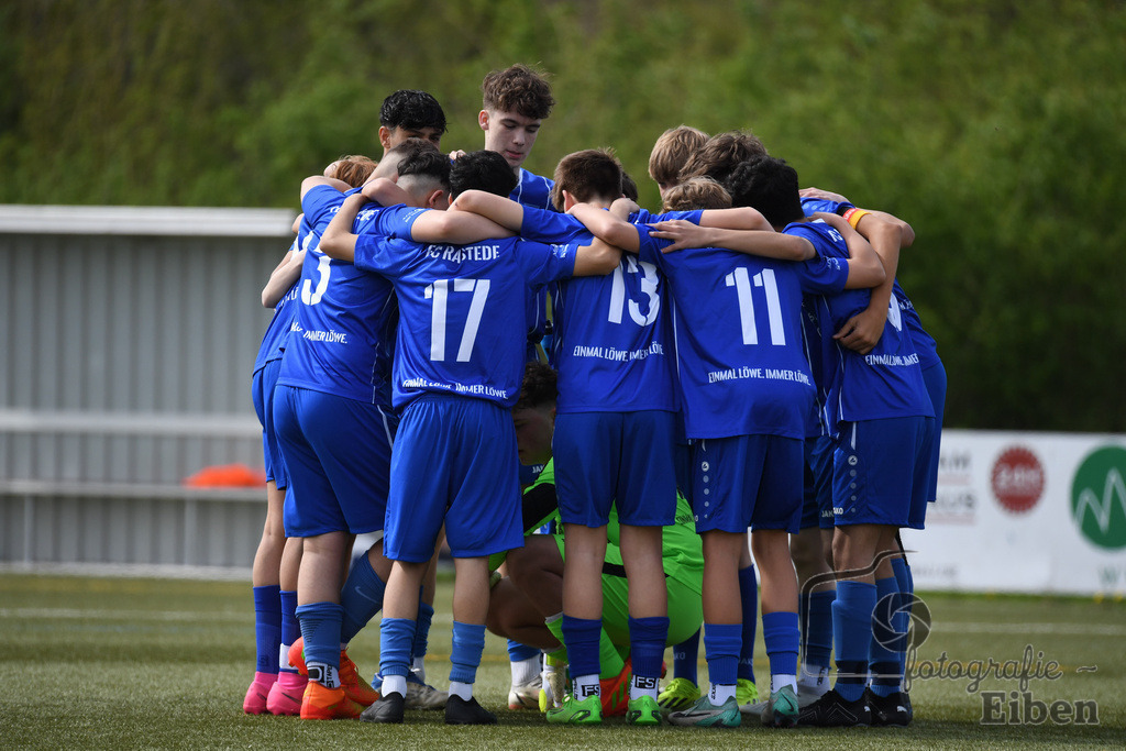 FC Rastede-JFV Edewecht 2 | C-Jugend Bezirksliga; FC Rastede (blau)-JFV Edewecht 2 (grün) am 13.04.2024; in Rastede (Sportanlage Köttersweg), Photo: Philip Eiben 2024 - Realisiert mit Pictrs.com