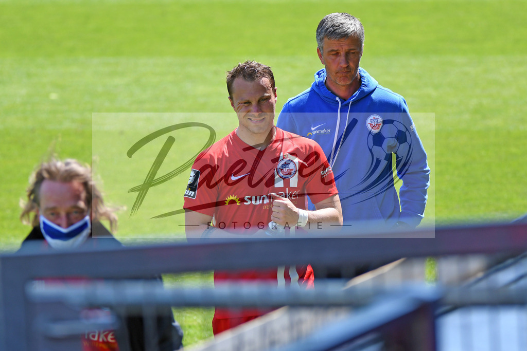 SVMFCH20200606_0057 | Fussball, Herren: Nico Granatowski (FC Hansa Rostock) schaut bei dem Spiel der 3. Liga zwischen SV Meppen und FC Hansa Rostock in der Haensch-Arena am 06.06.2020 in Meppen, Deutschland.DFB / DFL REGULATIONS PROHIBIT ANY USE OF PHOTOGRAPHS AS IMAGE SEQUENCES AND/OR QUASI-VIDEO. - Realisiert mit Pictrs.com