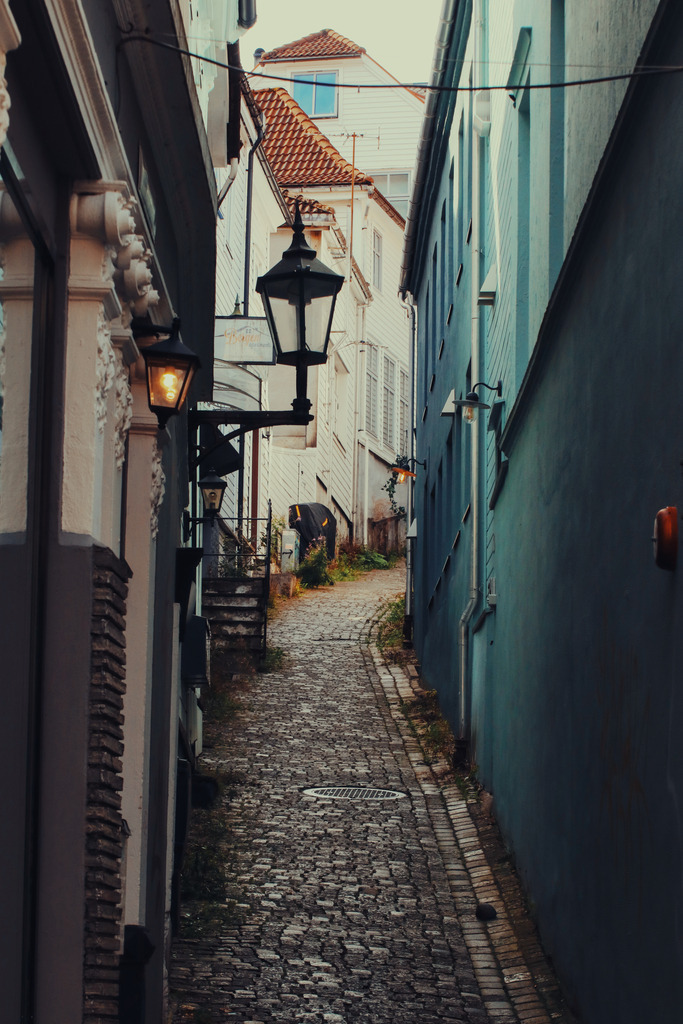 Enge Gasse in Arlesung | Landschaftsbilder-MV - Realisiert mit Pictrs.com