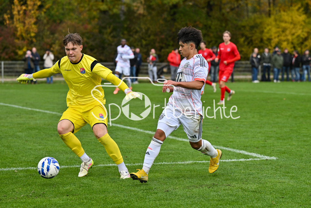 SpVgg Unterhaching U19 - FC Bayern München U19 | Im Duell Vincent HUBER (SpVgg Unterhaching U19 1) und Maycon Douglas NORMANHA CAROZO (FC Bayern München U19 11) / Zweikampf / U19 DFB Nachwuchsliga: SpVgg Unterhaching - FC Bayern München; Sportschule Oberhaching am 18.10.2025