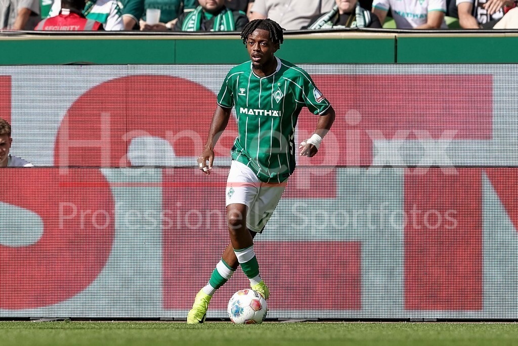 Fussball, Bundesliga, SV Werder Bremen - Bayer 04 Leverkusen | Samuel Mbangula (SV Werder Bremen, 7) am Ball, Freisteller, Einzelbild, Ganzkörper, Aktion, Action, Spielszene, DIE DFL-RICHTLINIEN UNTERSAGEN JEGLICHE NUTZUNG VON FOTOS ALS SEQUENZBILDER UND/ODER VIDEOÄHNLICHE FOTOSTRECKEN. DFL REGULATIONS PROHIBIT ANY USE OF PHOTOGRAPHS AS IMAGE SEQUENCES AND/OR QUASI-VIDEO.