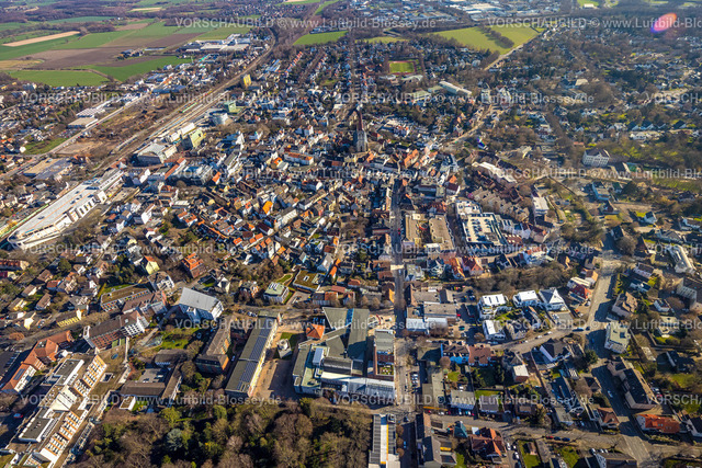Unna230214013 | Luftbild, Ortsansicht mit evang. Stadtkirche in der Altstadt, Fußgängerzone Massener Straße, Domizil am Hellweg betreutes Wohnen, Bahnhof Unna und Baustelle Viktoriastraße, Platz der Kulturen, Zentrum für Internationale Lichtkunst, Theater Narrenschiff, Lindenbrauerei, Stadtbibliothek, Unna, Ruhrgebiet, Nordrhein-Westfalen, Deutschland