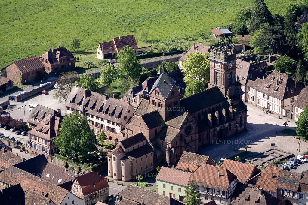 Aerial view: Abbatiale Saint-Pierre-et-Saint-Paul in Neuweiler in the state Bas-Rhin, France. – Photo: IMG_10877.jpg taken on 05/12/2008 by Werner Riehm/FLY-FOTO.com – Resolution of the original: 3328 x 2219 px – Saint Peter and Saint Paul Abbey