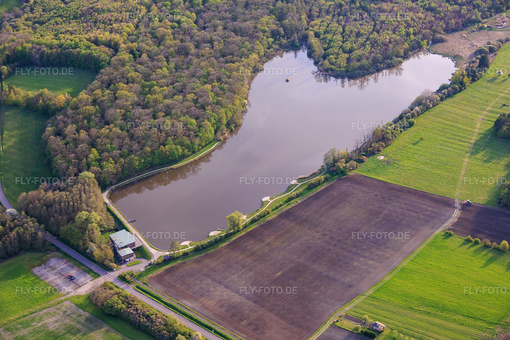 Luftbild: Fischteich Étang de Metzing und Salle Polyvalente L'Ecrin de Metzing am Waldrand in Metzing im Bundesland Moselle in Frankreich.Foto: IMG_154651.jpg vom 17.04.2026 durch Werner Riehm/FLY-FOTO.deAuflösung des Originals: 6000 x 4000 px