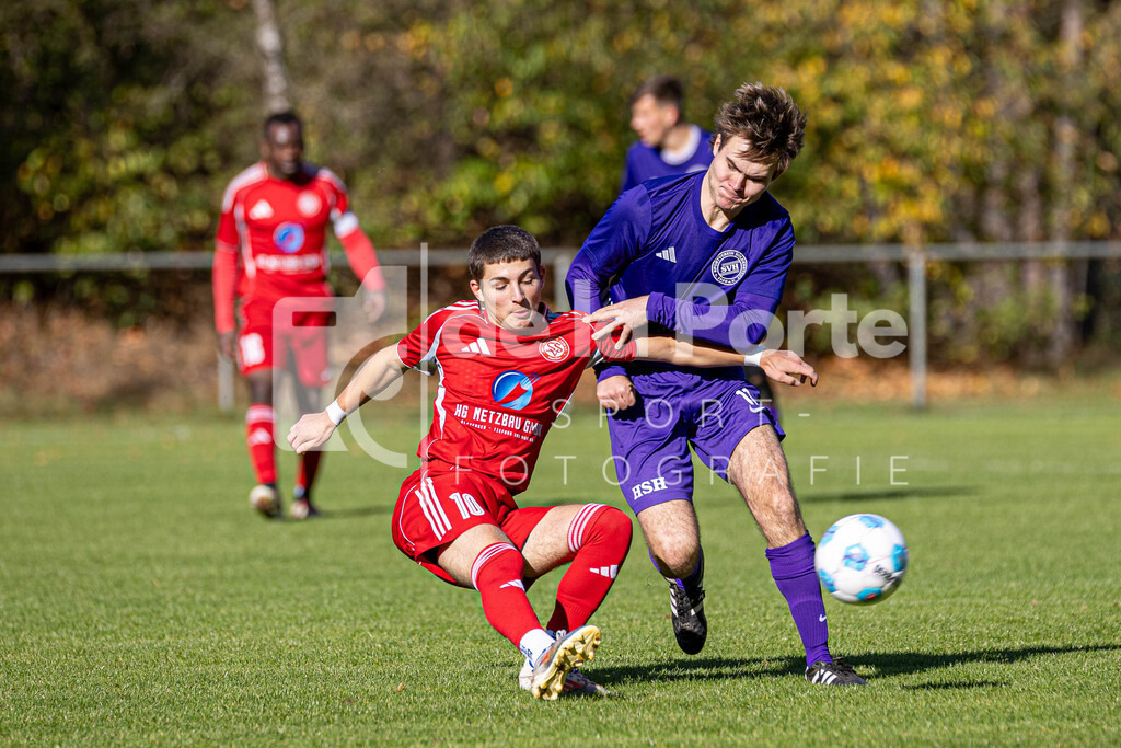 Sperber Veerßen - Böhme_ Joshua (spielt Ball vor Yannik Gierke)  vs SV Holdenstedt II 191025 dlP | immodelaporte-sportfotos - Realisiert mit Pictrs.com