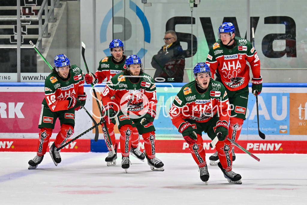 Augsburger Panther - Kölner Haie | Jubel der Hausherren nach dem Ausgleich zum 6-6 durch D. J. BUSDEKER (Augsburger Panther #14) / Freude / Happy / Tor / Torschuetze / DEL: Augsburger Panther - Kölner Haie, Curt Frenzel Stadion am 29.09.2024