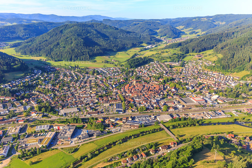 Luftbild: Stadtsübersicht aus Norden in Haslach im Kinzigtal im Bundesland Baden-Württemberg in Deutschland. Foto: IMG_147691.jpg vom 30.05.2025 durch Werner Riehm/FLY-FOTO.de