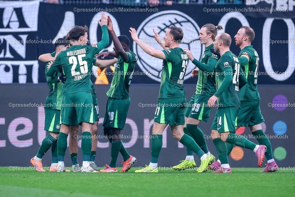 BMG13122501041 | 13.12.2025, Fußball, Borussia Mönchengladbach - VfL Wolfsburg, 1. Fußball Bundesliga, 14.Spieltag, Borussia-Park, Saison 2025 2026: Torjubel nach dem Tor zum 2:1 durch Torschütze Mohamed Amoura&nbsp;(VfL Wolfsburg #09)  DFB regulations prohibit any use of photographs as image sequences and or quasi-video.