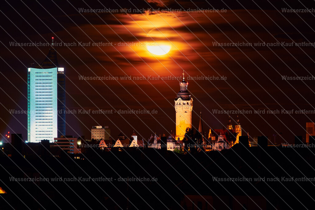 Supermond  und Leipzig Stadtsilhouette des Panoramatowers und Turm des Neuen Rathauses im August 2021 | Supermond  und Leipzig Stadtsilhouette des Panoramatowers und Turm des Neuen Rathauses im August 2021 - Realisiert mit Pictrs.com