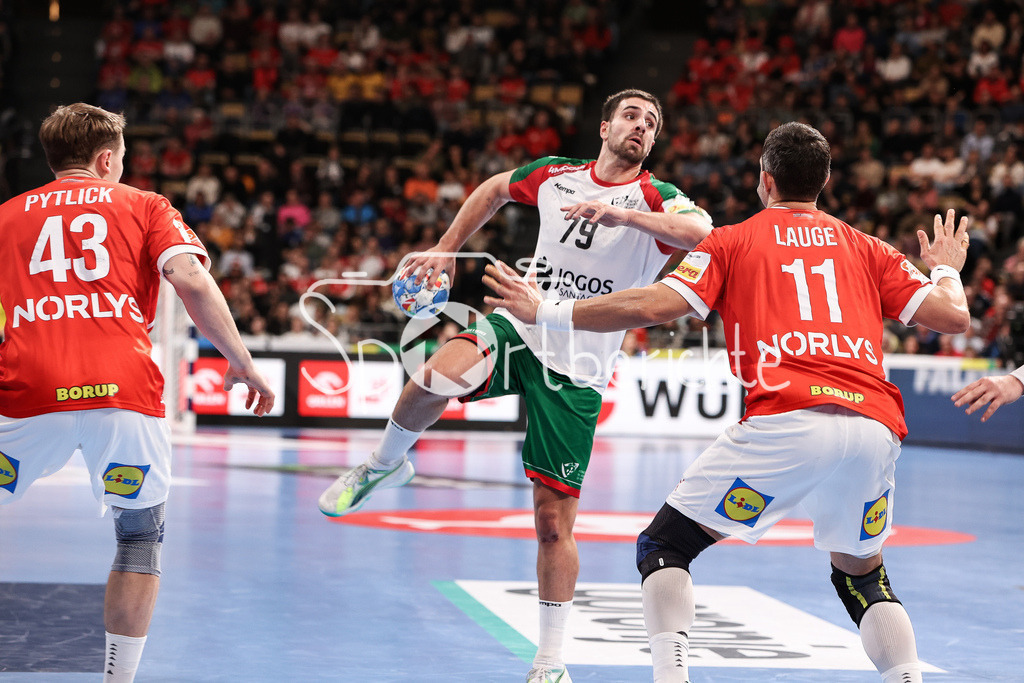 Dänemark - Portugal | Martim COSTA (POR #79) im Duell mit Rasmus LAUGE SCHMIDT (DEN #11) / Zweikampf