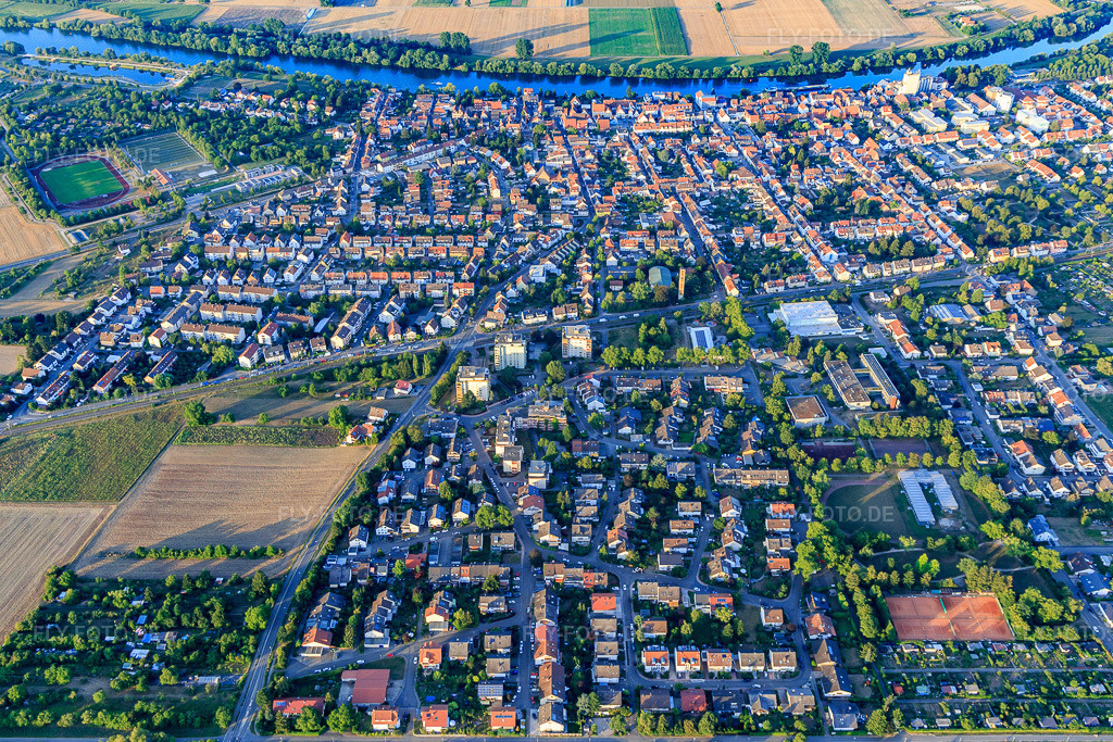 Luftbild: Ortsansicht von Westen diesseits des Neckars im Ortsteil Edingen in Edingen-Neckarhausen im Bundesland Baden-Württemberg in Deutschland. Foto: IMG_109362.jpg vom 30.07.2018 durch Werner Riehm/FLY-FOTO.de