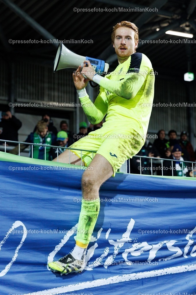 xKWIx03122501049 | 03.12.2025, xKWIx, Fußball, Westfalenpokal, Viertelfinale, SG Wattenscheid 09 - FC Gütersloh, Lohrheidestadion: Roman Schabbing (FC Gütersloh #31) mit Megaphone am Zaun bei den Fans nach Abpfif Photo: xKamilxWilkowskixPressefotoKochx