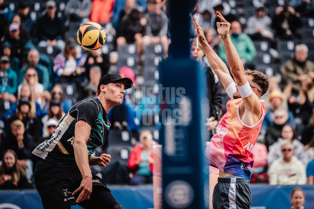 Beachvolleyball | Männer | Deutsche Meisterschaften 2025 Timmendorfer Strand | 05.09.2025 | v.l. Max Just wird geblockt von Jonas Sagstetter