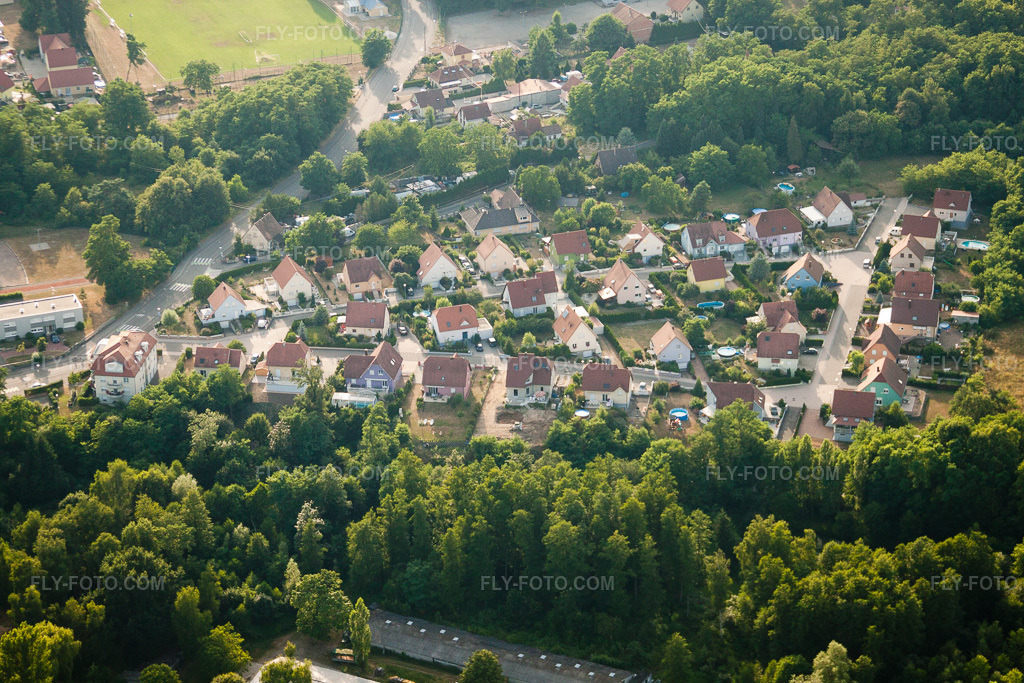 Aerial view: View of the town in Oberhoffen-sur-Moder in the state Bas-Rhin, France. – Photo: IMG_30441.jpg taken on 07/09/2010 by Werner Riehm/FLY-FOTO.com – Resolution of the original: 4752 x 3168 px