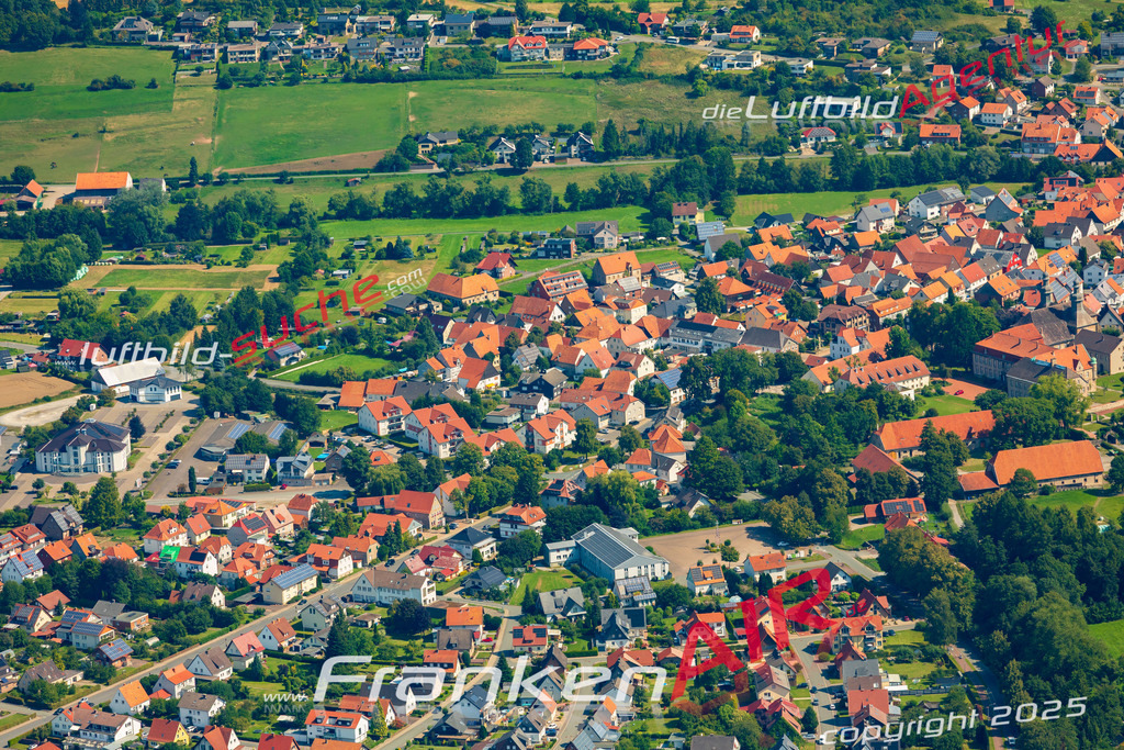 Stadt Willebadessen von Oben- Die Luftaufnahme wurde 2025 vom UL-Flugzeug heraus erstellt ( keine Drohnenaufnahme ) - Hochauflösende Luftaufnahme - für Wandbilder und großformatige Ausdrucke geeignet. Das besondere Geschenk!Hier alle&nbsp;Infos zur Lizenzierung der LuftaufnahmeWir fliegen auch dieses Jahr wieder in Ihre Region um Luftbilder zu erstellen.- Luftbild anfragen
