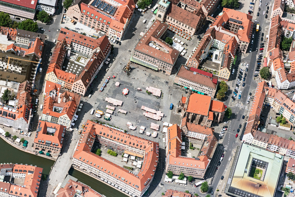 dr__0056917.jpg | NüRNBERG 13.07.2020 Platz- Ensemble " Hauptmarkt Nürnberg " im Innenstadt- Zentrum in Nürnberg im Bundesland Bayern, Deutschland. // Ensemble space " Hauptmarkt Nuernberg " in the inner city center in Nuremberg in the state Bavaria, Germany. Foto: Daniel Reiter