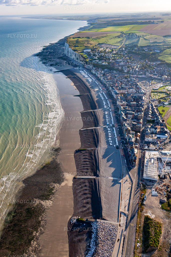 Vue aérienne: Peste à Mers-les-Bains dans le département Somme, France. Photo: IMG_70796.jpg prise le 24/08/2014 par Werner Riehm/FLY-FOTO.eu – Résolution de l'original: 3168 x 4752 px