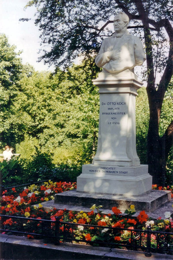 Otto-Koch-Denkmal im Jahr 2000 | Entdecke über 20 Kategorien Leipzig-Motive: Foto-Downloads, hochwertige Poster, Leinwand- & Fine-Art-Prints. Jetzt Lieblingsfoto im Bildlexikon Leipzig Shop bestellen!