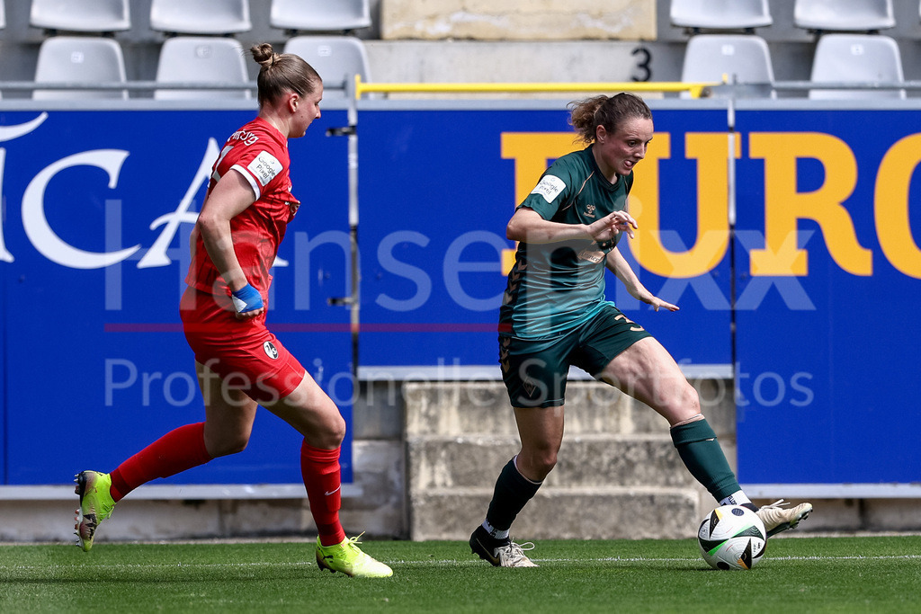 Fussball, Google Pixel Frauen-Bundesliga, SC Freiburg - SV Werder Bremen | v.li.: Julia Stierli (SC Freiburg, 5) und Verena Wieder (SV Werder Bremen, 31) im Zweikampf, Duell, Dynamik, Aktion, Action, Spielszene, DIE DFB-RICHTLINIEN UNTERSAGEN JEGLICHE NUTZUNG VON FOTOS ALS SEQUENZBILDER UND/ODER VIDEOÄHNLICHE FOTOSTRECKEN. DFB REGULATIONS PROHIBIT ANY USE OF PHOTOGRAPHS AS IMAGE SEQUENCES AND/OR QUASI-VIDEO.