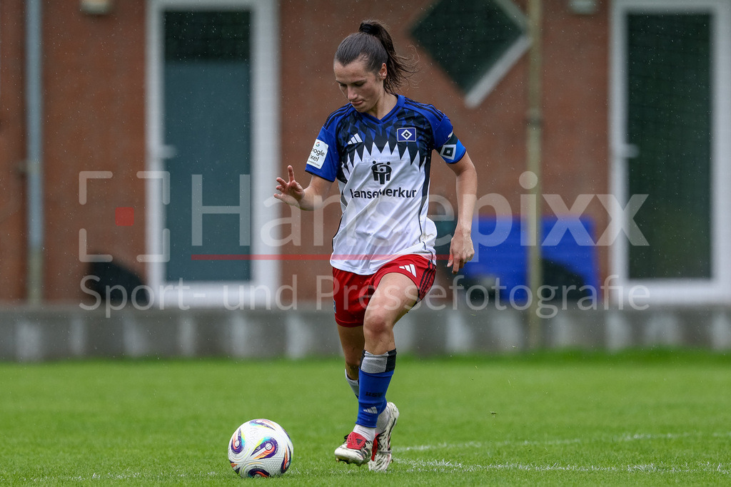 Fussball, Testspiel Frauen, Hamburger SV - FC Viktoria Berlin | Pauline Machtens (Hamburger SV, 28) am Ball, Freisteller, Einzelbild, Ganzkörper, Aktion, Action, Spielszene