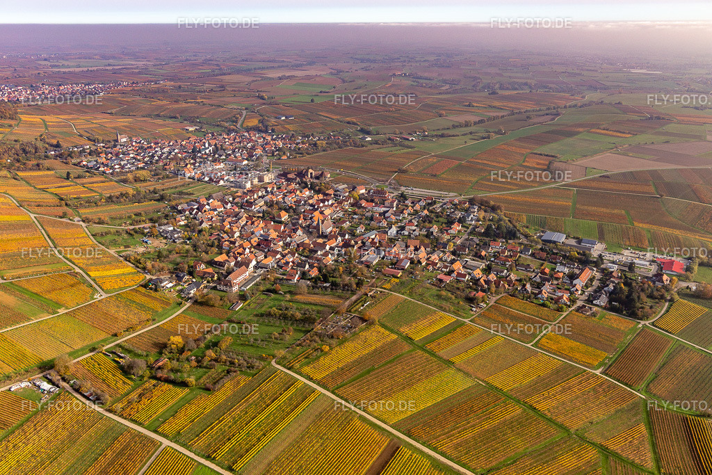 Herbstliche verfärbte Vegetationsansicht Dorfkern am Rande von Weinbergen und Winzer- Gütern im Weinbaugebiet in Schweigen | Luftbild: Herbstliche verfärbte Vegetationsansicht Dorfkern am Rande von Weinbergen und Winzer- Gütern im Weinbaugebiet in Schweigen im Ortsteil Schweigen in Schweigen-Rechtenbach im Bundesland Rheinland-Pfalz in Deutschland. Foto: IMG_123798.jpg vom 07.11.2020 durch ©2025 Werner Riehm fly-foto.de/copyright - Realisiert mit Pictrs.com