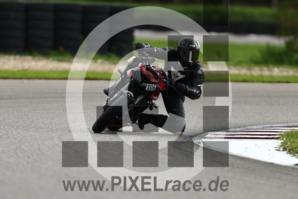 0106-20250903_01387 | Schöne Erinnerungen an spannende Momente - das festzuhalten ist unser Job. PIXELrace.de ist seit 2003 auf den Rennstrecken Europas unterwegs um die Action draußen beim Fahren und die wunderbare Stimmung imm Fahrerlager für euch einzufangen.