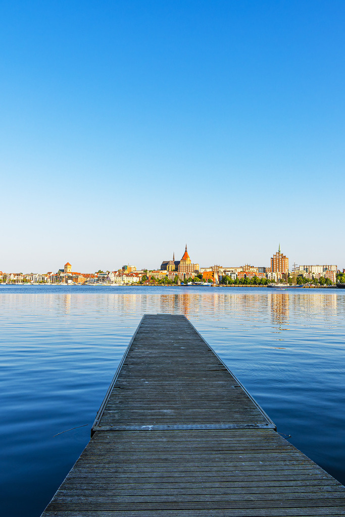 Blick über die Warnow und einem Steg auf die Hansestadt Rostock | Blick über die Warnow und einem Steg auf die Hansestadt Rostock.
