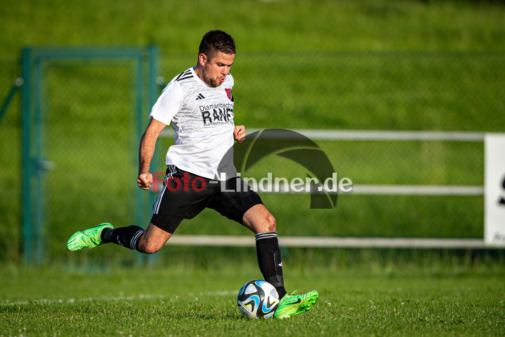 TSV Hohenpeißenberg vs. SV Haunshofen | Toto-Pokal Kr. Zugspitze West 2024 T16, TSV Hohenpeißenberg vs. SV Haunshofen, 20240724,Torschuss Alessandro FARIGU (TSVHP 21),2024-07-24 in Hohenpeißenberg (Sportplatz Hohenpeißenberg)Alessandro FARIGU (TSVHP 21)Copyright: WolfgangxLindner www.foto-lindner.de