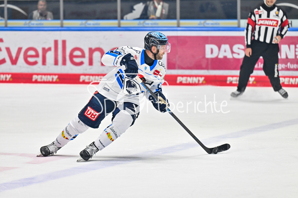 Augsburger Panther - ERC Ingolstadt | AUGSBURG, GERMANY - 12. DECEMBER: am Puck Daniel PIETTA (ERC Ingolstadt 86) / Einzelfoto / Freisteller während dem Match zwischen den Augsburger Panthern und dem ERC Ingolstadt am 27. Spieltag der Penny DEL im Curt Frenzel Stadion