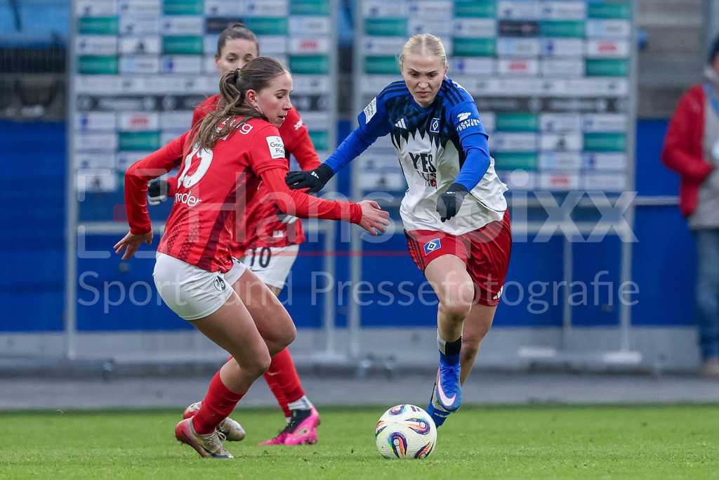 Fussball, Google Pixel Frauen-Bundesliga, Hamburger SV - SC Freiburg | v.li.: Maj Schneider (SC Freiburg, 15) und Paulina Bartz (Hamburger SV, HSV, 37) im Zweikampf, Duell, Dynamik, Aktion, Action, Spielszene, DIE DFB-RICHTLINIEN UNTERSAGEN JEGLICHE NUTZUNG VON FOTOS ALS SEQUENZBILDER UND/ODER VIDEOÄHNLICHE FOTOSTRECKEN. DFB REGULATIONS PROHIBIT ANY USE OF PHOTOGRAPHS AS IMAGE SEQUENCES AND/OR QUASI-VIDEO.