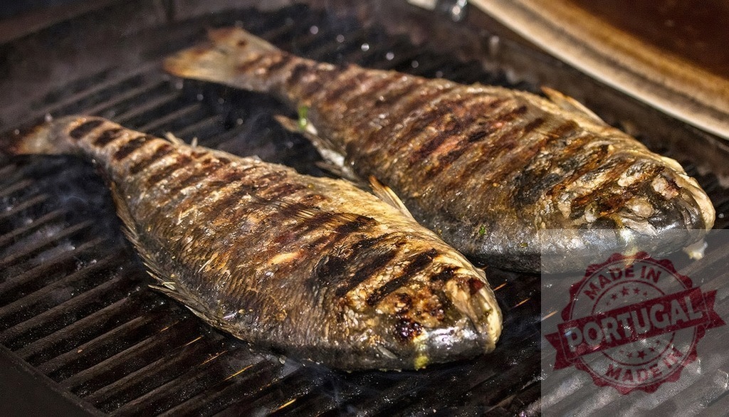 Fresh fish grilling on charcoal barbecue preparing dinner | Whole sea bream fish grilling on a hot barbecue adding smoky flavor - Realisiert mit Pictrs.com