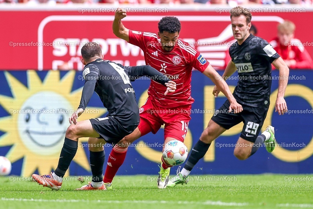 F9510052601023 | 10.05.2026, Fußball, Fortuna Düsseldorf - SV 07 Elversberg, 2. Fußball Bundesliga, Herren, Merkur Spiel-Arena, 33. Spieltag, Saison 2025 2026: Emmanuel Iyoha&nbsp;(Fortuna Düsseldorf #19) im Zweikampf gegen  Lukasz Poreba&nbsp;(Elversberg #08) Tom Zimmerschied&nbsp;(Elversberg #29)  DFB regulations prohibit any use of photographs as image sequences and or quasi-video.