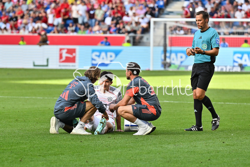 TSG 1899 Hoffenheim - FC Bayern München | der angeschlagene Minjae KIM (FC Bayern Muenchen 3) wird auf dem Platz behandelt / Bundesliga: TSG 1899 Hoffenheim - FC Bayern München; PreZero-Arena am 20.09.2025 / DFL REGULATIONS PROHIBIT ANY USE OF PHOTOGRAPHS AS IMAGE SEQUENCES AND/OR QUASI-VIDEO / Schiesrichter Robert HARTMANN