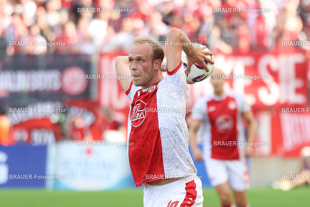 Rot-Weiss Essen - Hansa Rostock | Essen, Deutschland, 20.09.2025 Lucas Brumme  (Rot-Weiss Essen) beim Einwurfwährend des 3.Liga Spiels zwischen  Rot-Weiss Essen und Hansa Rostock am 20.09.2025 im Stadion an der Hafenstraße in Essen. (Foto von Timo Bluhmki-Schmidt/Brauer Fotoagentur