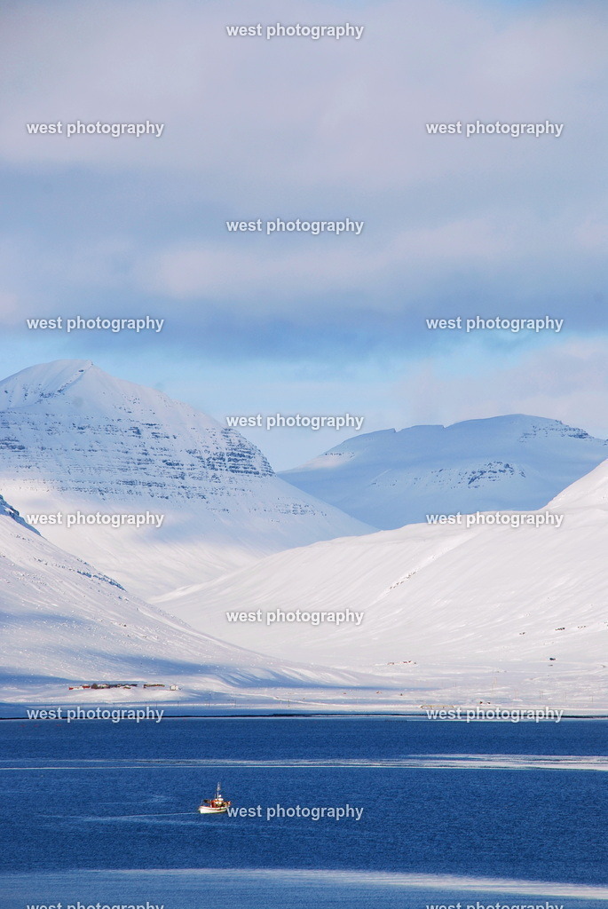 Fischerboot im Fjördur 1 - ISL 2009 | west photography - Realisiert mit Pictrs.com