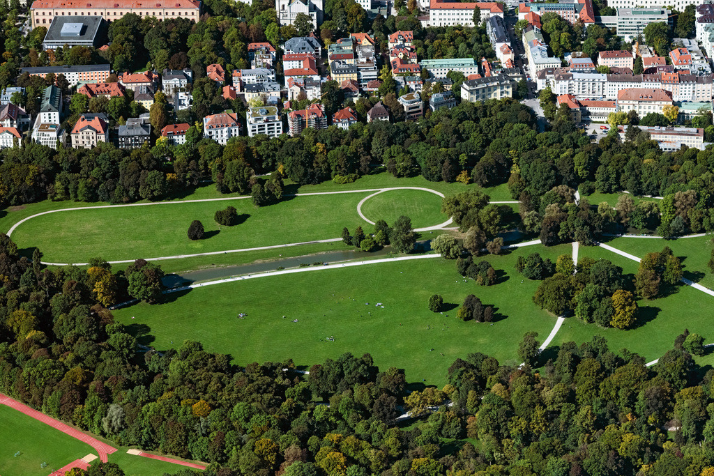 dr__0092954.jpg | MüNCHEN 01.10.2021 Der Erholungspark Englischer Garten in München im Bundesland Bayern. Die besonders im Hochsommer als Liegeflächen besuchten Wiesen- und Freiflächen des Parks genutzten Freiflächen werden von der Bayerischen Verwaltung der staatlichen Schlösser, Gärten und Seen unterhalten. Der Englische Garten in München zählt zu den größten innerstädtischen Parks weltweit. // The leisure area Englischer Garten (English Garden) in Munich in the state of Bavaria. The popular greens and open spaces of the park are mainly used in summer and are administrated by the Bavarian Administration of castles, gardens and lakes. The English Garden is on of the largest inner city parks in the world. Foto: Daniel Reiter