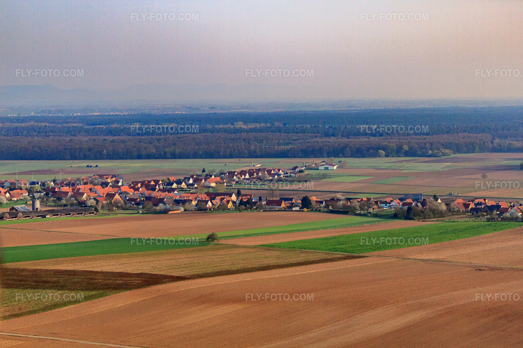 Aerial view: Rue Principale from the southeast in Schleithal in the state Bas-Rhin, France. – Photo: IMG_63632.jpg taken on 03/30/2014 by Werner Riehm/FLY-FOTO.com – Resolution of the original: 4752 x 3168 px