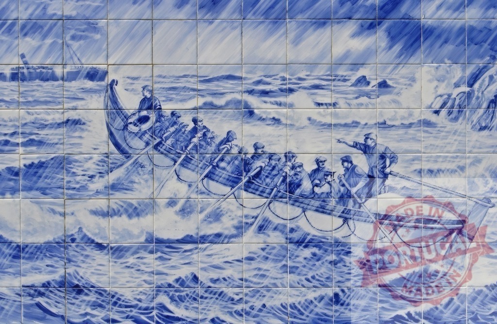 Azulejos mural portraying sea rescue during storm | Portuguese azulejos mural depicting a lifeboat crew rescuing shipwreck survivors in rough seas - Realisiert mit Pictrs.com