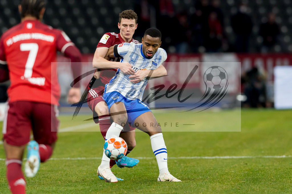 BSCFCB20220123_055 | Fussball, Herren: Benjamin Pavard (FC Bayern Muenchen) und Myziane Maolida (Hertha BSC) im Zweikampf bei dem Spiel der 1. Bundesliga zwischen Hertha BSC und FC Bayern Muenchen im Olypiastadion am 23.01.2022 in Berlin, Deutschland.DFB / DFL REGULATIONS PROHIBIT ANY USE OF PHOTOGRAPHS AS IMAGE SEQUENCES AND/OR QUASI-VIDEO. - Realisiert mit Pictrs.com