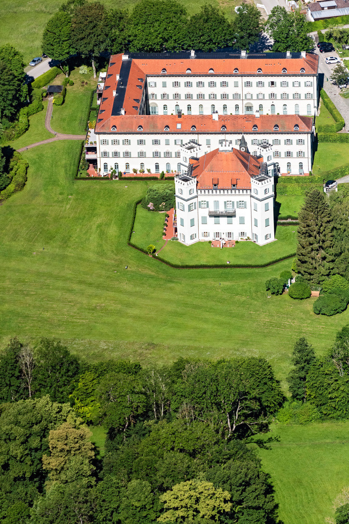 dr__0053490.jpg | PöCKING 12.06.2020 Palais des Schloss Possenhofen in Pöcking im Bundesland Bayern, Deutschland. // Palace Possenhofen in Poecking in the state Bavaria, Germany. Foto: Daniel Reiter