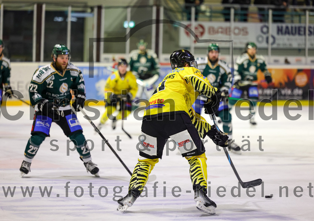 2025-12-28_152_TSV_Erding_gegen_onesto_Tigers_Bayreuth | Erding, Deutschland, 28.12.2025:Eishockey, Oberliga Süd 2025 / 2026, 31. Spieltag, TSV Erding gegen onesto Tigers Bayreuth, Endergebnis: 6:5 n.V.Grady Hobbs (Erding Gladiators, #22)Foto: Christian Riedel / fotografie-riedel.net