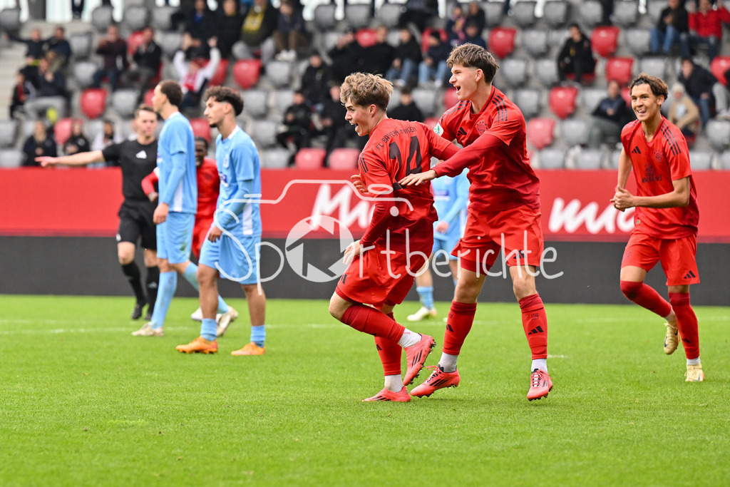 FC Bayern München U19 - TSV 1860 München U19 | Grenzenloser Jubel nach dem Treffer zum 2-1 fuer den FC BAyern durch Maximilian SCHUHBAUER (FC Bayern U19 #14) / Tor / Torschuetze / Freude / Happy / U19 DFB Nachwuchsliga: FC Bayern Muenchen U19 - TSV 1860 Muenchen U19, FC Bayern Campus am 02.11.2024