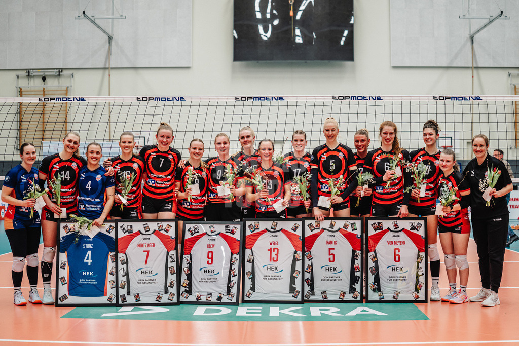 Volleyball | Frauen | Saison 2025/2026 | Volleyball Bundesliga | ETV Hamburger Volksbank Volleys vs. VC Wiesbaden | 14.03.2026 | Mannschaftsfoto ETV v.l. Jana-Marie Meiser (#1, ETV Hamburger Volksbank Volleys), Fiona Dittmann (#14, ETV Hamburger Volksbank Volleys), Sarah Stiriz (#4, ETV Hamburger Volksbank Volleys), Lilly Faroß (#16, ETV Hamburger Volksbank Volleys), Leonie Körtzinger (#7, ETV Hamburger Volksbank Volleys), Zoe Konjer (#8, ETV Hamburger Volksbank Volleys), Luise Klein (#9, ETV Hamburger Volksbank Volleys), Alexa Sophie Thaden (#15, ETV Hamburger Volksbank Volleys), Kathleen Weiß (#13, ETV Hamburger Volksbank Volleys), Louisa Krams (#17, ETV Hamburger Volksbank Volleys), Anna Hartig (#5, ETV Hamburger Volksbank Volleys), Lina Köster (#3, ETV Hamburger Volksbank Volleys), Constanze von Meyenn (#6, ETV Hamburger Volksbank Volleys), Celina Kleemann (#10, ETV Hamburger Volksbank Volleys), Feli Anne Clemann (#19, ETV Hamburger Volksbank Volleys) und Trainerin Ines Laube